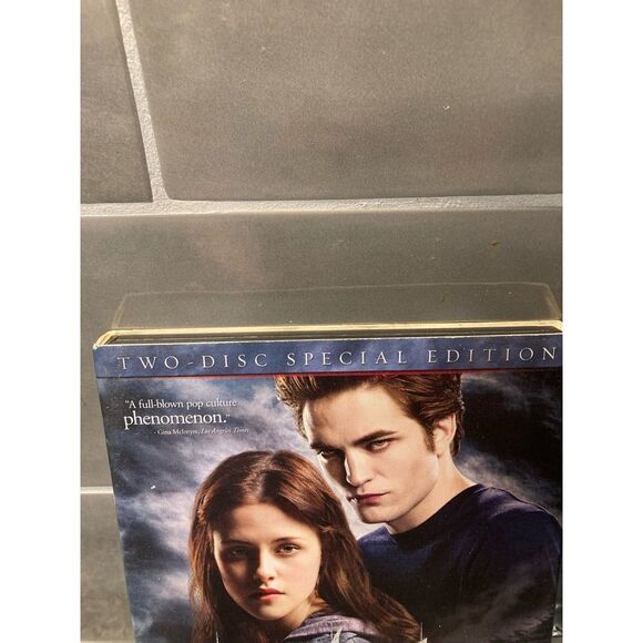 Twilight Two Disc Special Edition DVD - Picture 2 of 6